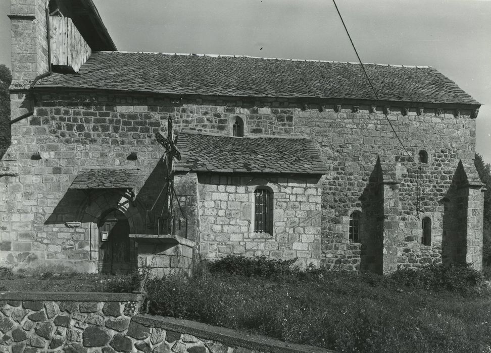 Eglise Saint-Clément : Façade latérale est, vue générale