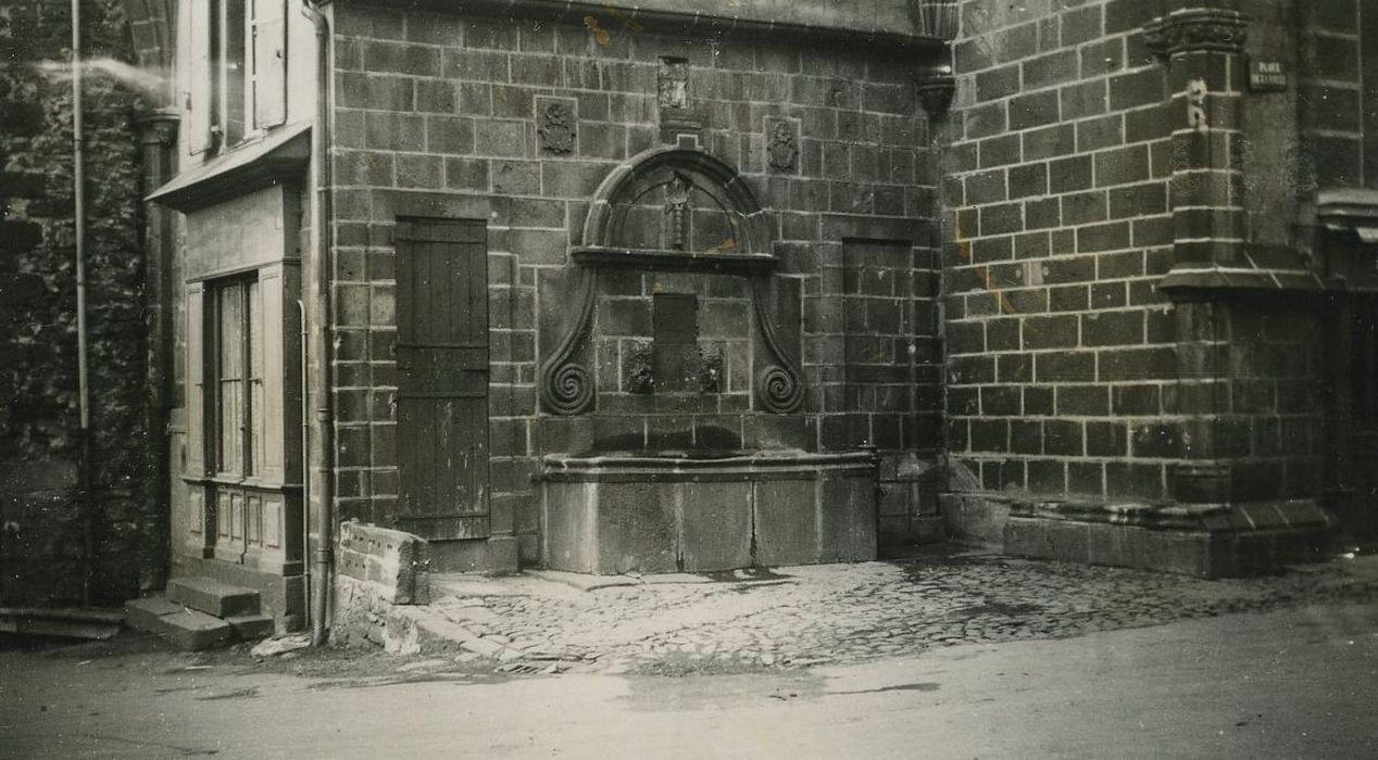 Ancienne église Notre-Dame : Fontaine accolée au mur latéral sud, vue générale