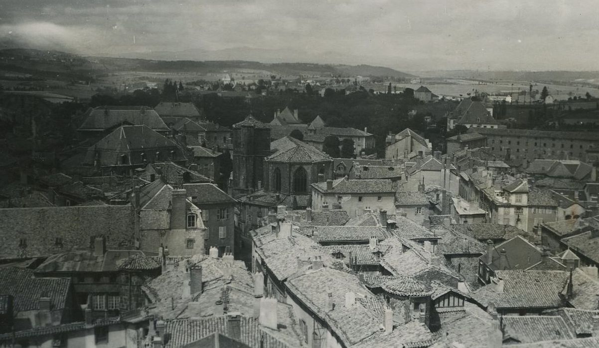 Ancienne église Notre-Dame : Vue partielle de l’église dans son environnement urbain