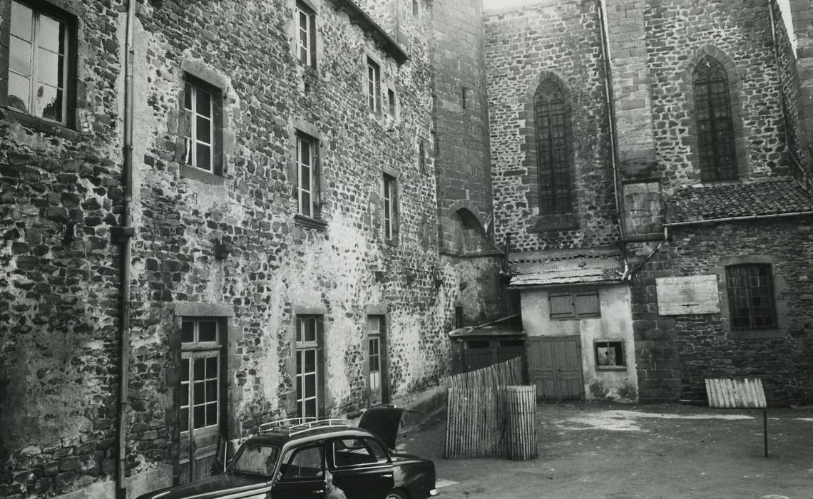 Ancien cloître : Façade ouest, vue partielle