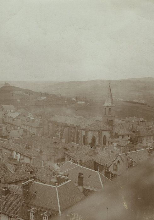 Ancienne église Saint-Vincent : Vue partielle de l’église dans son environnement urbain