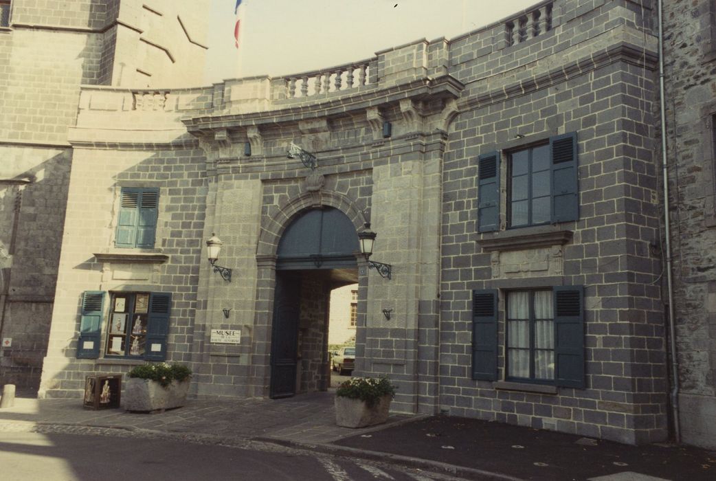 Ancien évêché : Portail monumental, vue générale