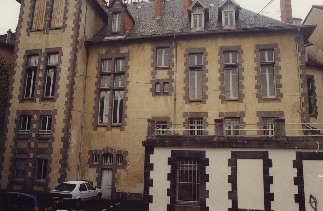 Caisse d'Epargne - Hôtel de ville : Façade est, vue générale