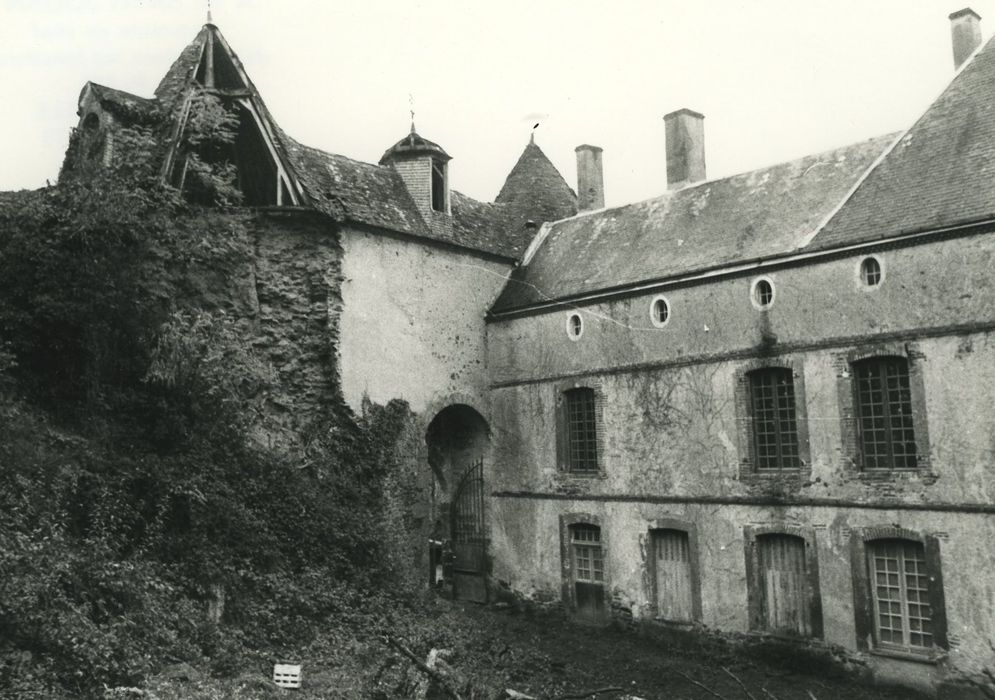 Château : Façade ouest sur cour et élévation sud de la poterne, vue générale