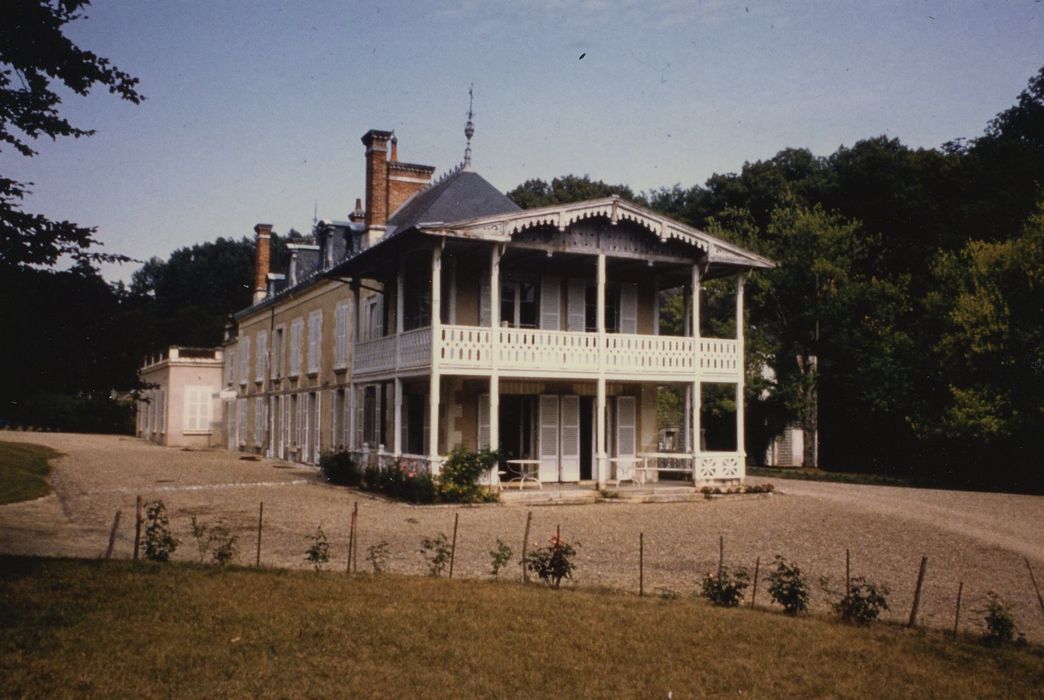 Propriété de Frapesle : Façade nord-ouest, vue générale