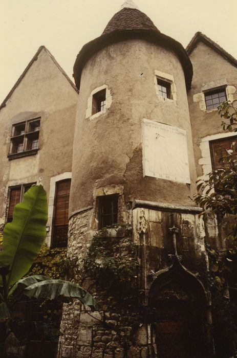 Immeuble : Tour d’escalier sur cour, vue générale