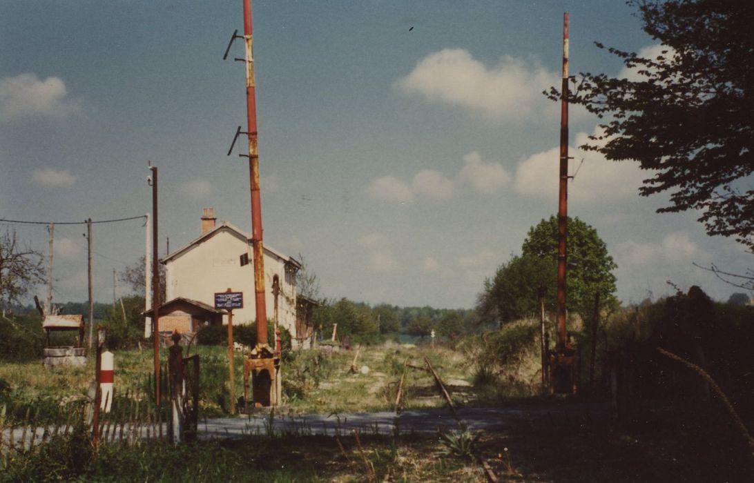 Ligne à voie ferrée métrique le Blanc-Argent (ou B.A.) sur le tronçon Luçay-le-Malé-Argy : Vue générale du bâtment des voyageurs avec bâtiment de la lampisterie, toilettes et puits, barrières oscillantes sur la départementale 33