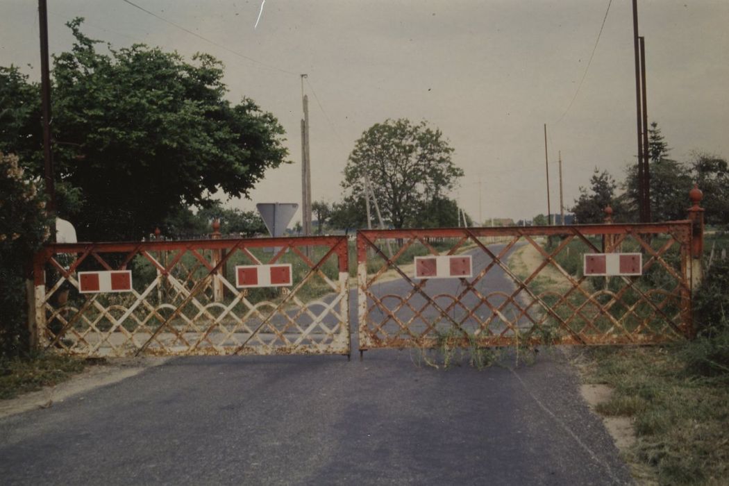 Ligne à voie ferrée métrique le Blanc-Argent (ou B.A.) sur le tronçon Luçay-le-Malé-Argy : Barrières tournantes, vue générale