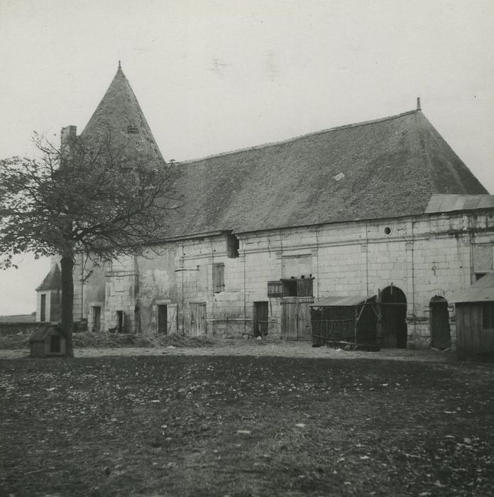 Ancien château : Communs, façade est, vue générale