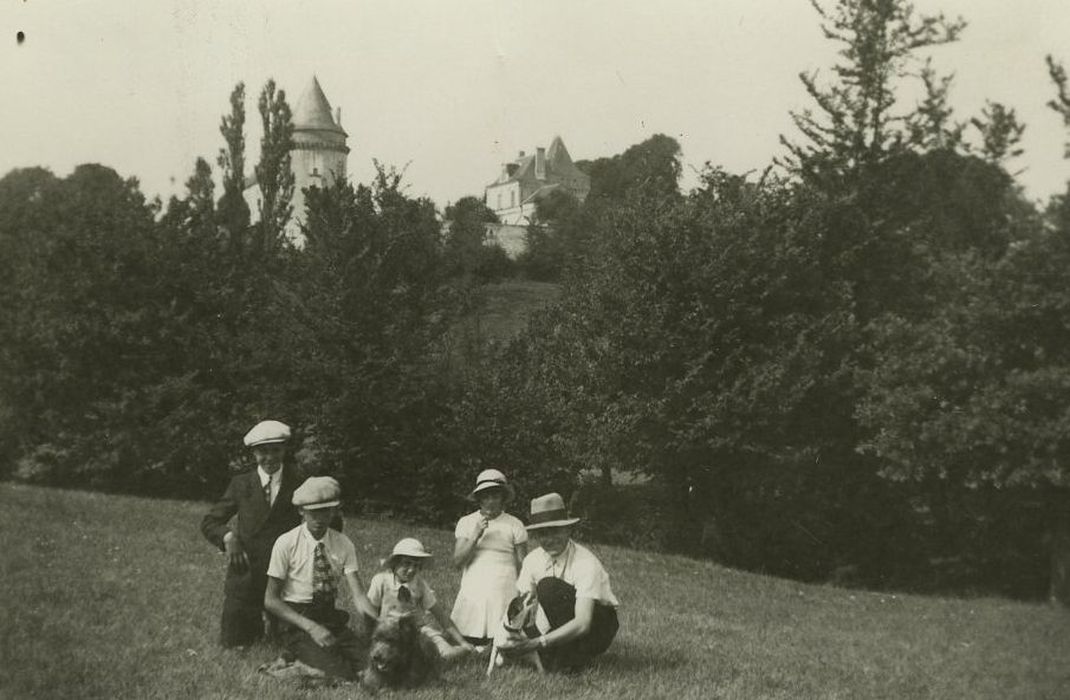 Ancien château : Groupe d’enfants prenant la pause dans un pré au sud château