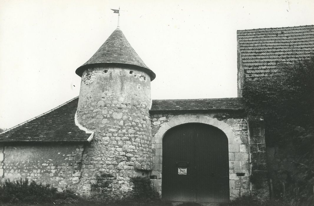 Manoir de la Foulquetière : Portail d’accès à la cour, vue générale