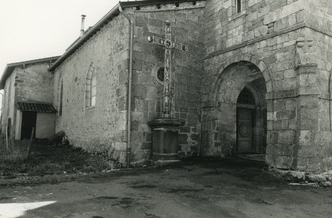 Eglise Saint-Georges : Façade latérale nord, vue partielle