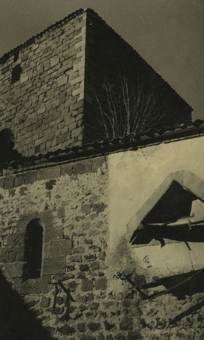 Ancienne abbaye de Doue : Eglise abbatiale, tour de la croisée du transept, élévations sud et ouest, vue générale