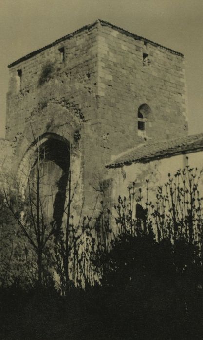 Ancienne abbaye de Doue : Eglise abbatiale, tour de la croisée du transept, vue partielle
