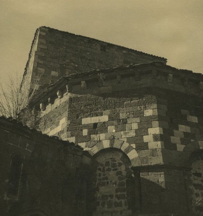 Ancienne abbaye de Doue : Eglise abbatiale, chevet, vue partielle