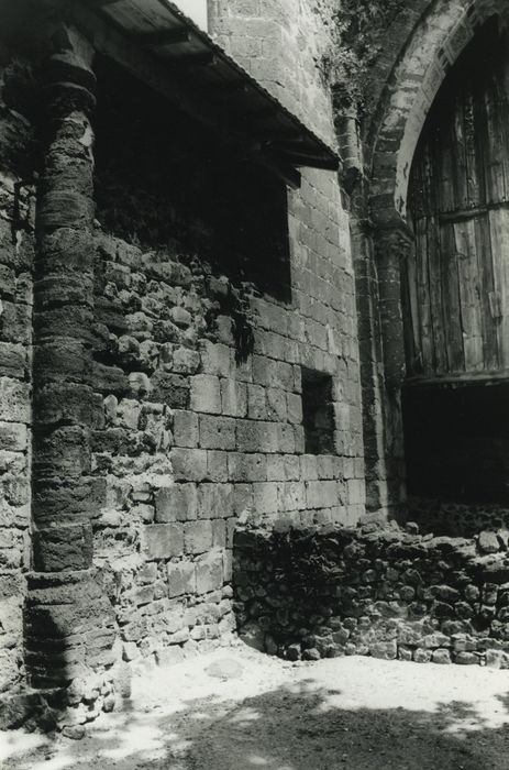 Ancienne abbaye de Doue : Eglise abbatiale, nef, mur nord, vue partielle