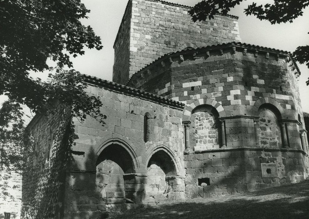 Ancienne abbaye de Doue : Eglise abbatiale, chevet, vue générale