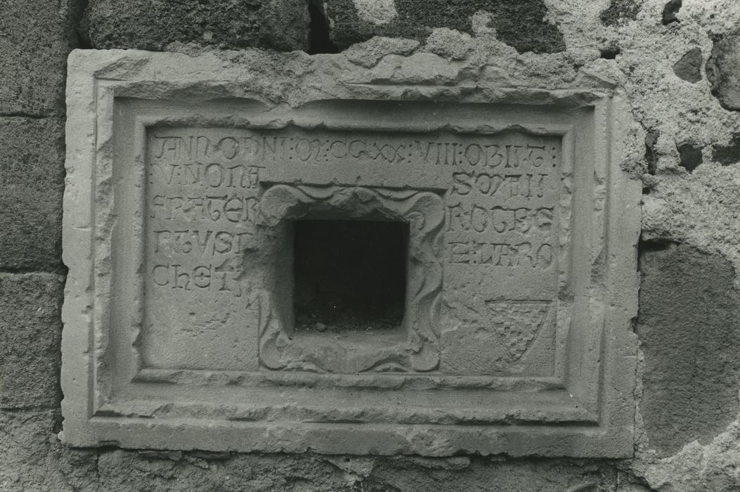 Ancienne abbaye de Doue : Eglise abbatiale, chevet, détail de la dalle funéraire de Robert de la Rochette