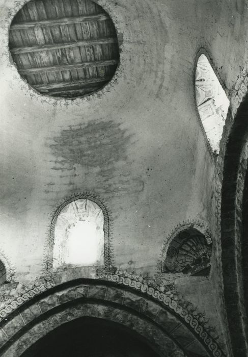 Ancienne abbaye de Doue : Eglise abbatiale, croisée du transept, vue partielle