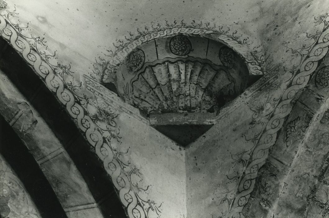 Ancienne abbaye de Doue : Eglise abbatiale, croisée du transept, détail d’une trompe de la coupole