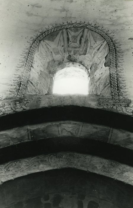 Ancienne abbaye de Doue : Eglise abbatiale, croisée du transept, détail d’une baie