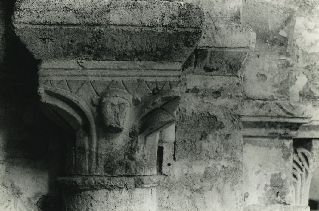 Ancienne abbaye de Doue : Eglise abbatiale, détail d’un chapiteau sculpté