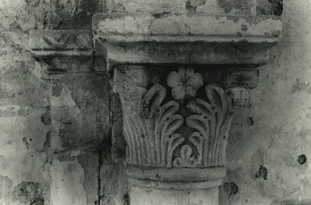 Ancienne abbaye de Doue : Eglise abbatiale, détail d’un chapiteau sculpté