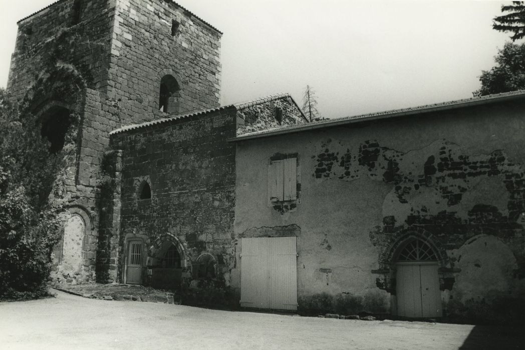 Ancienne abbaye de Doue : Eglise abbatiale, bâtiments conventuels, ensemble ouest, vue partielle