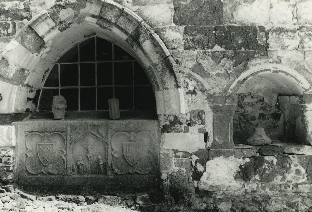 Ancienne abbaye de Doue : Détail d’un enfeu dans le bras sud du transept