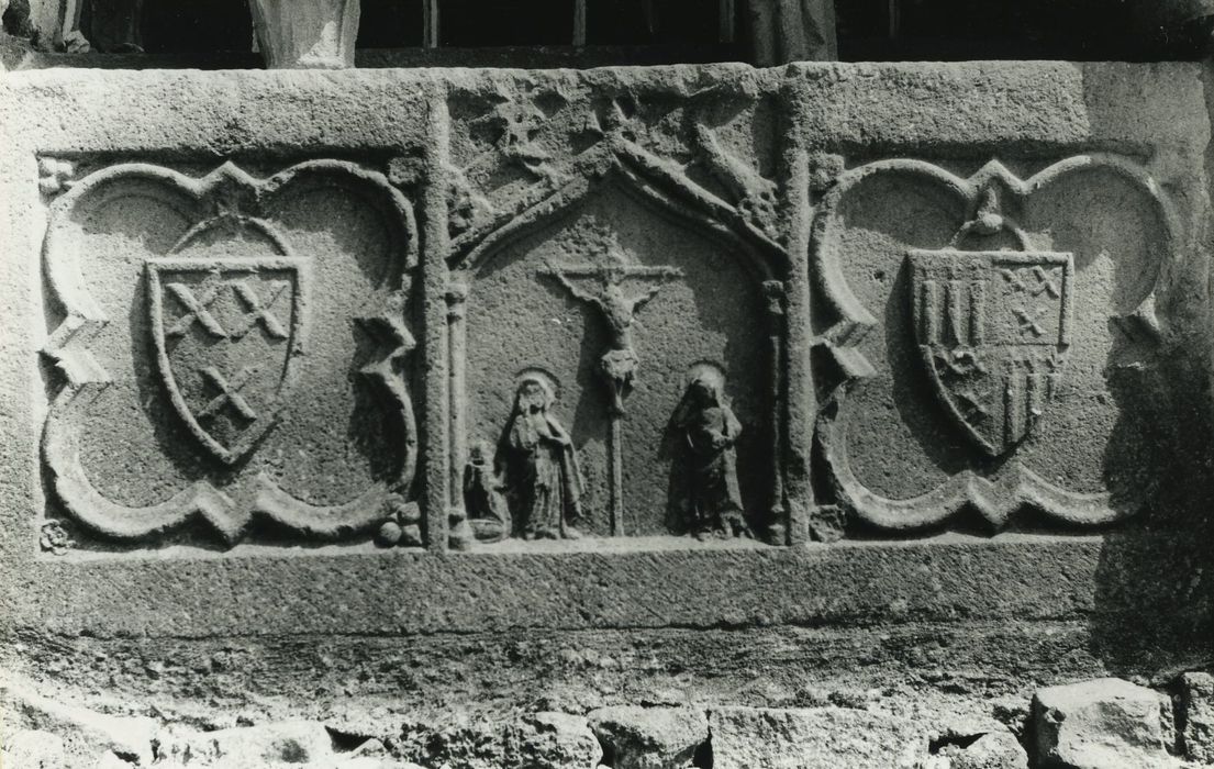 Ancienne abbaye de Doue : Détail d’un enfeu dans le bras sud du transept