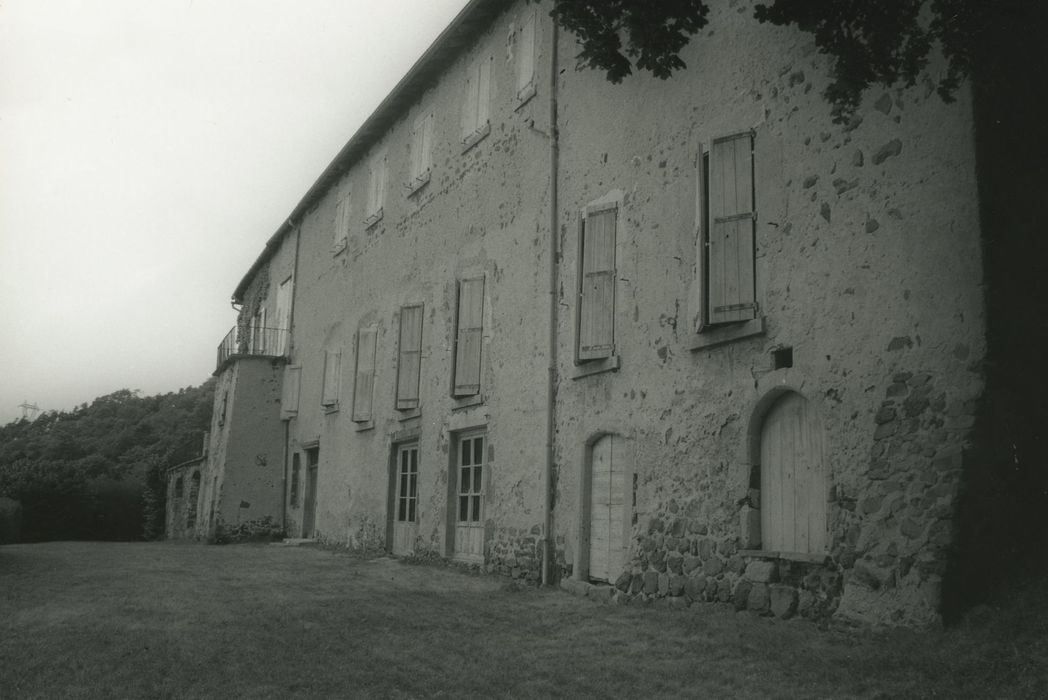 Ancienne abbaye de Doue : Aile sud, façade sud, vue générale