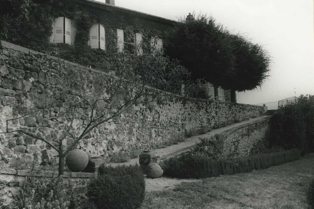 Ancienne abbaye de Doue : Aile ouest, façade ouest, vue partielle