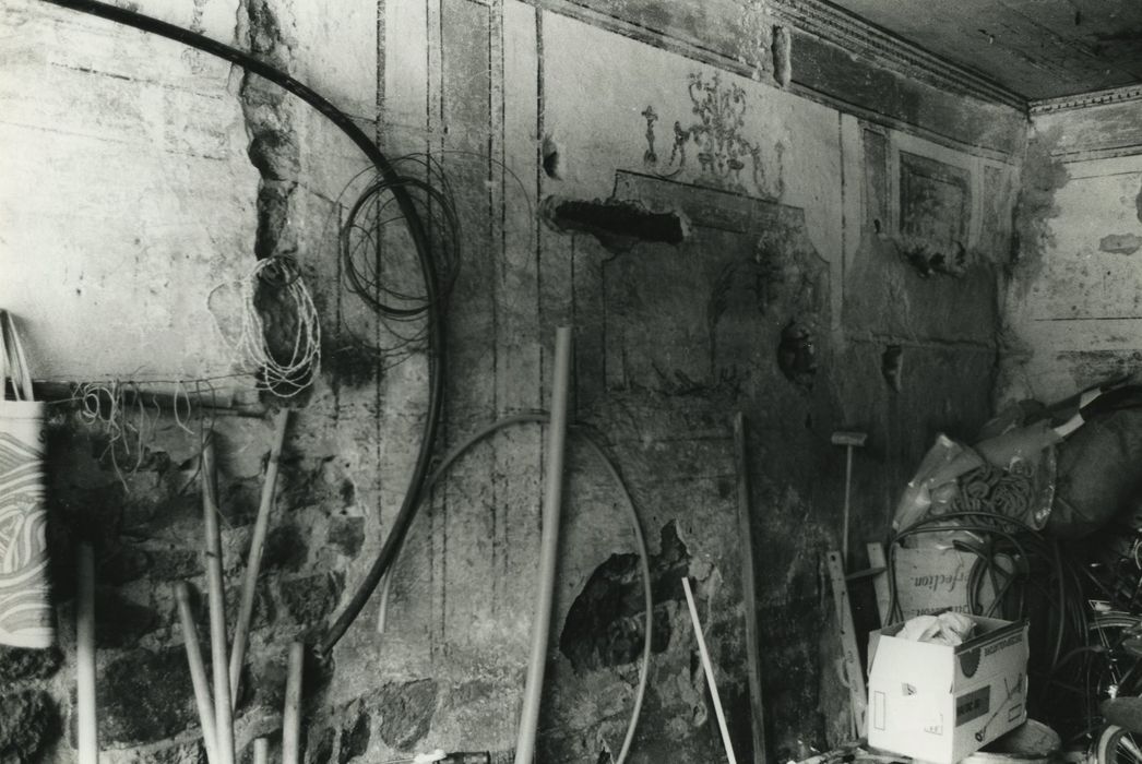 Ancienne abbaye de Doue : Aile est, ancienne salle capitulaire réaménagée, vue partielle