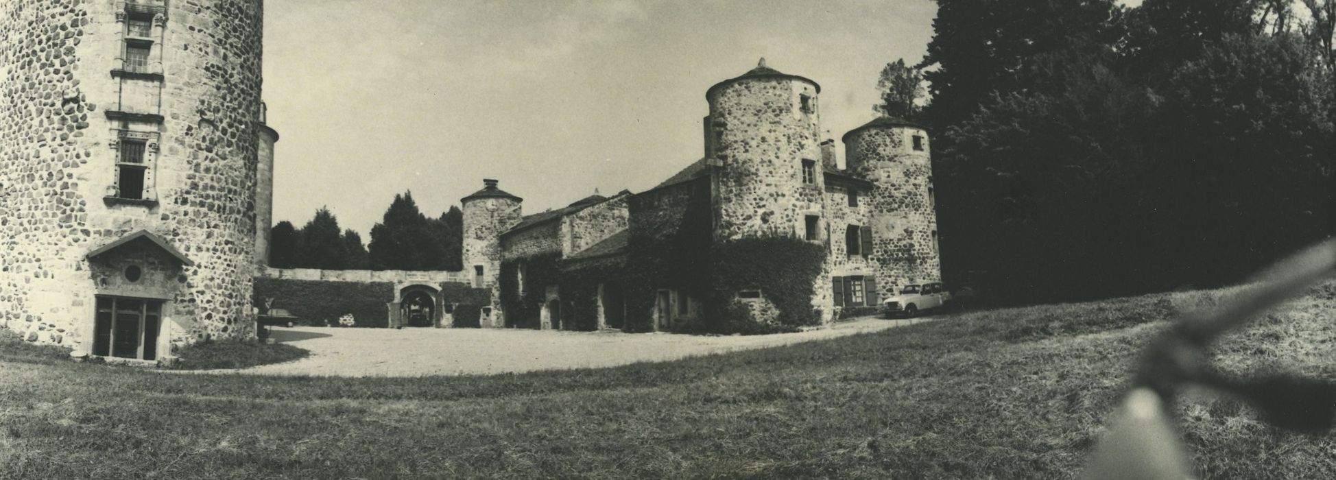 Château du Villard : Petit château, ensemble sud-est, vue générale