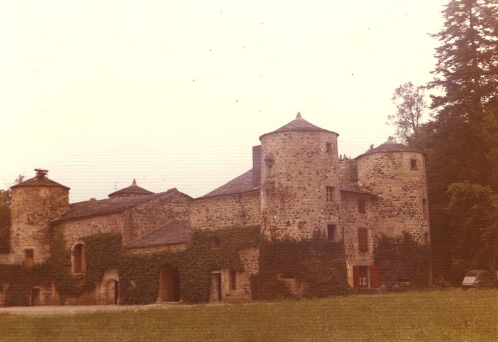 Château du Villard : Petit château, ensemble sud-est, vue générale