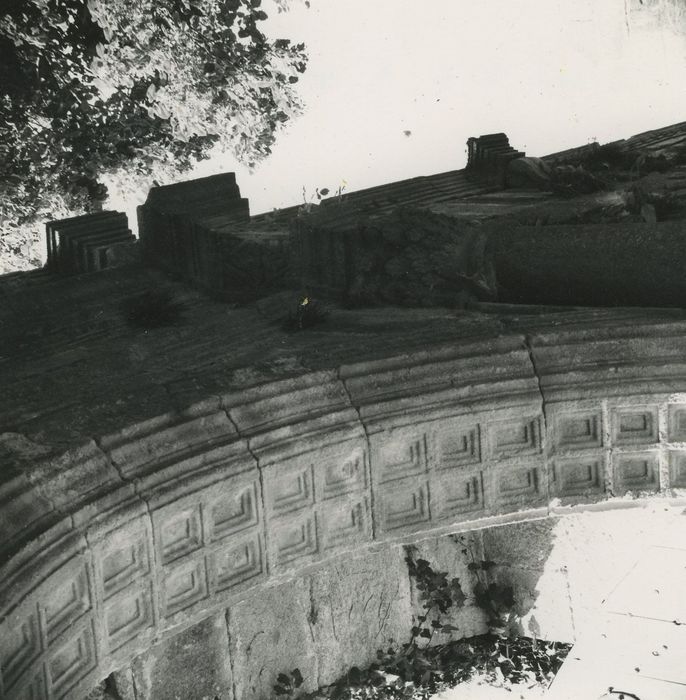 Château du Villard : Portail nord d’accès à la grande cour, vue partielle