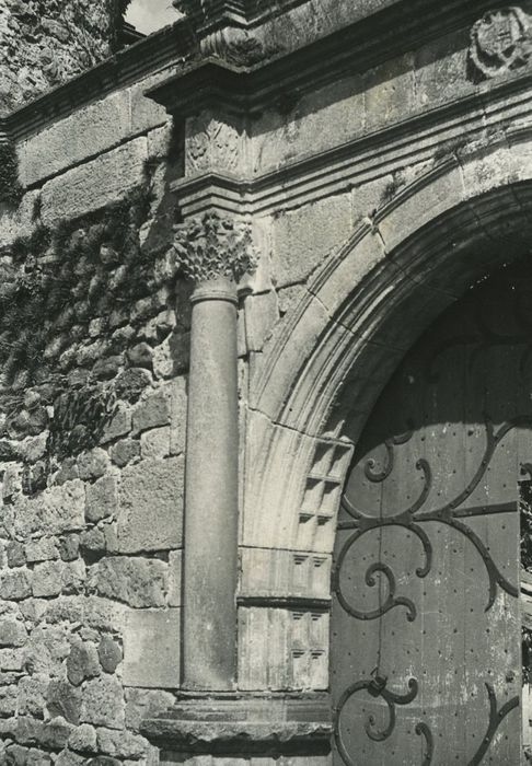 Château du Villard : Portail nord d’accès à la grande cour, vue partielle de l’élévation nord