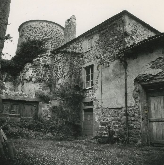 Château du Villard : Petit château, petite cour, vue partielle