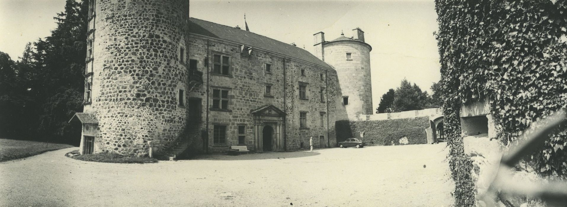 Château du Villard : Grand château, façade est, vue générale