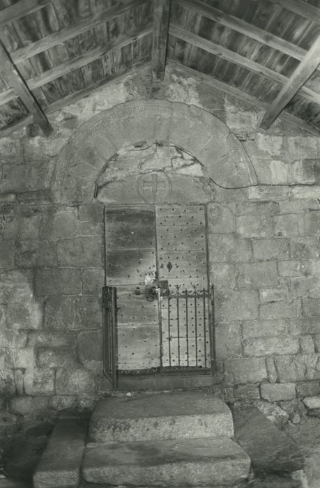 Eglise Saint-Hilaire : Portail ouest, vue générale 