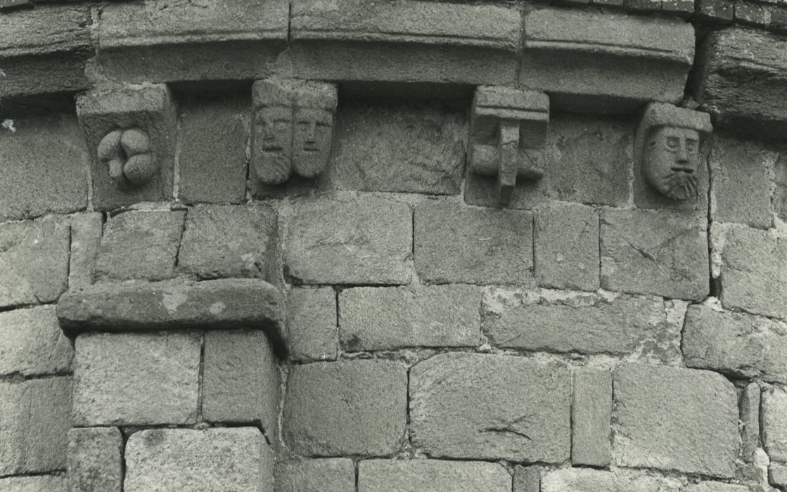 Eglise Saint-Hilaire : Chevet, détail des modillons sculptés