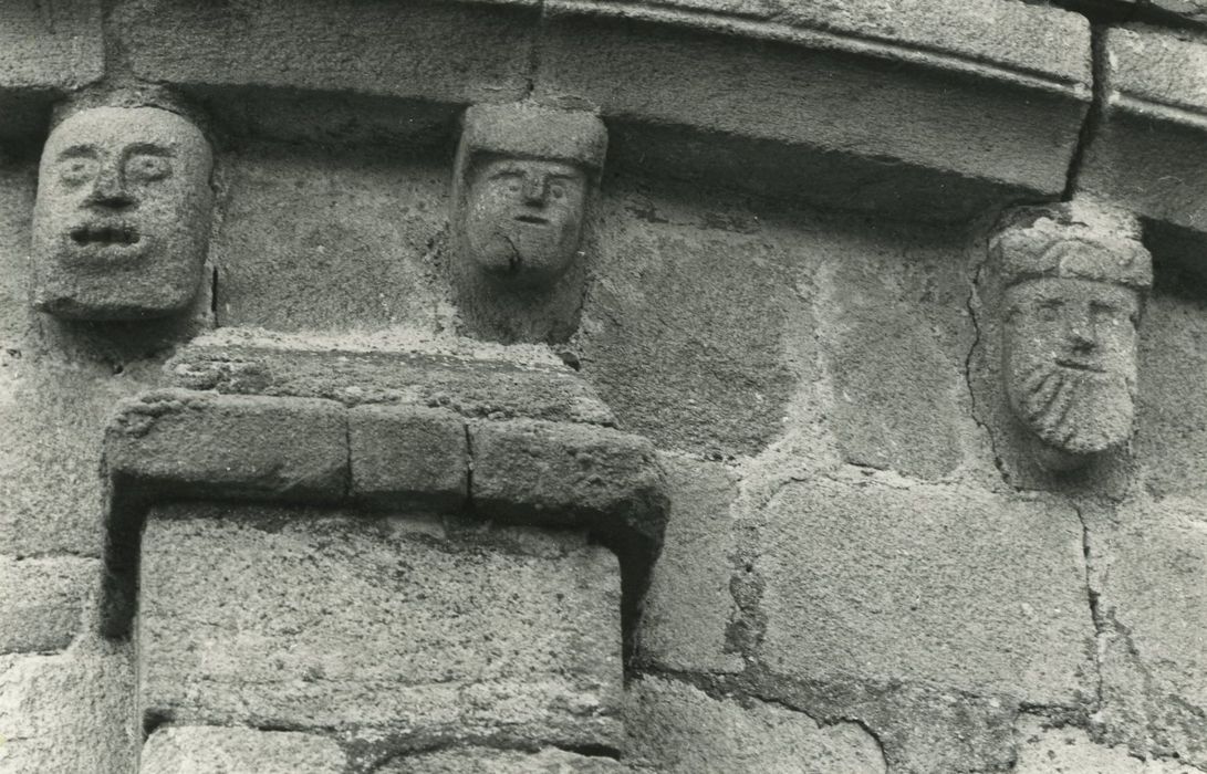 Eglise Saint-Hilaire : Chevet, détail des modillons sculptés