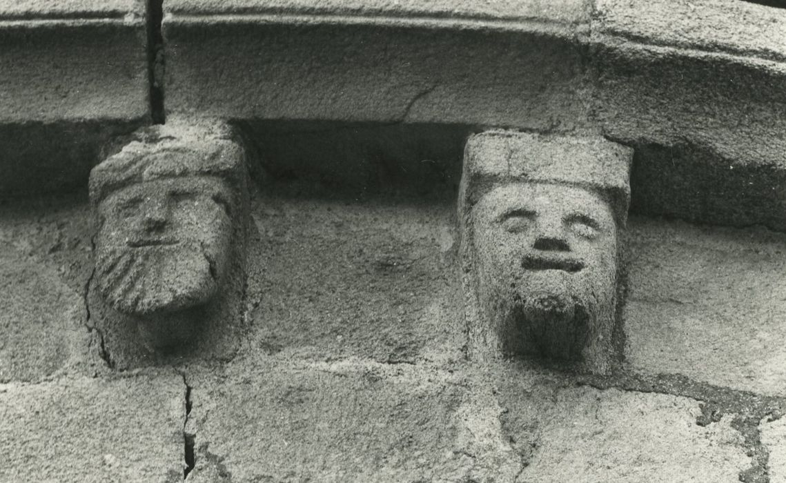 Eglise Saint-Hilaire : Chevet, détail des modillons sculptés