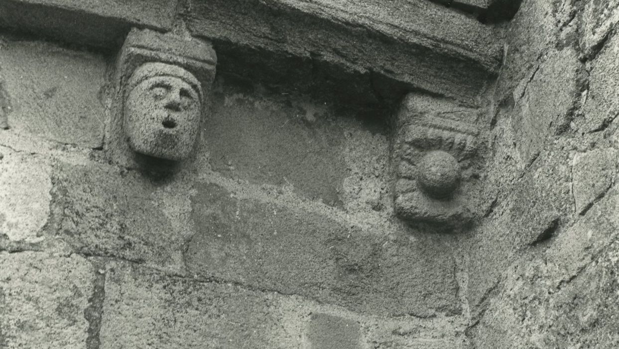 Eglise Saint-Hilaire : Chevet, détail des modillons sculptés