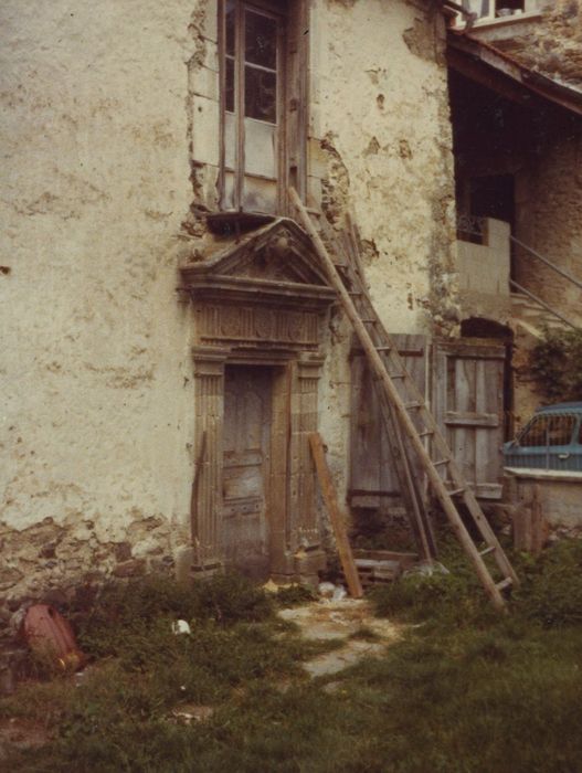 Château de Champ : Aile renaissance, façade sud, porte d’accès, vue générale