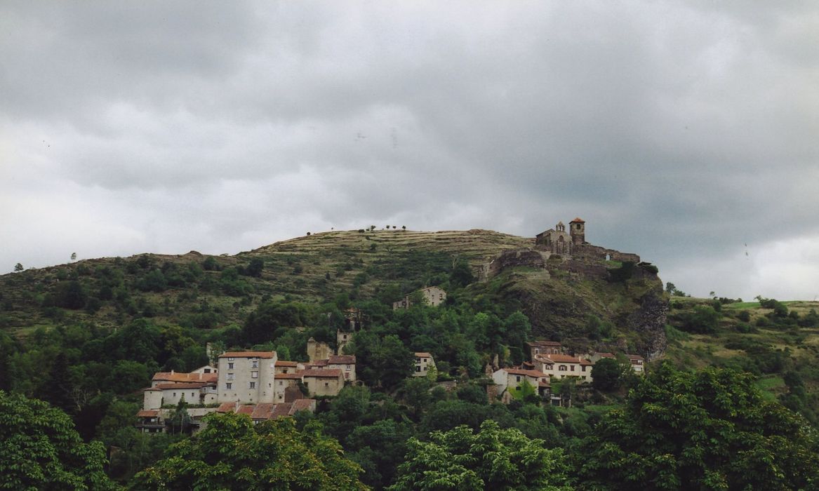 Château et sa chapelle : Vue générale du château et de sa chapelle dans son environnement depuis l’Ouest