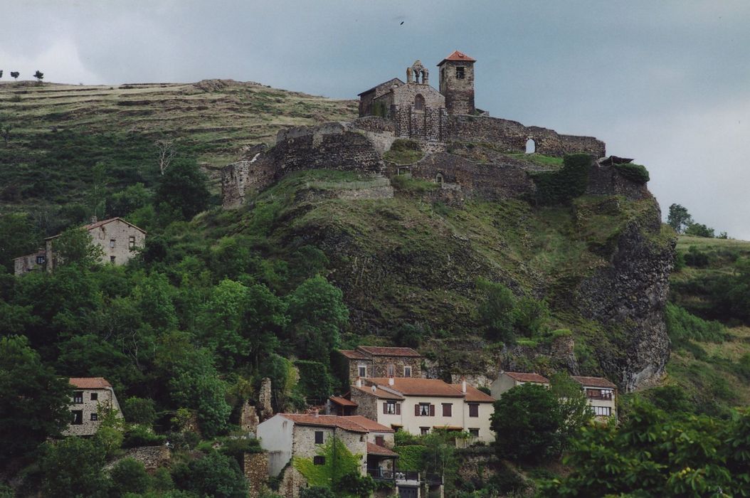 Château et sa chapelle : Vue générale du château et de sa chapelle dans son environnement depuis l’Ouest