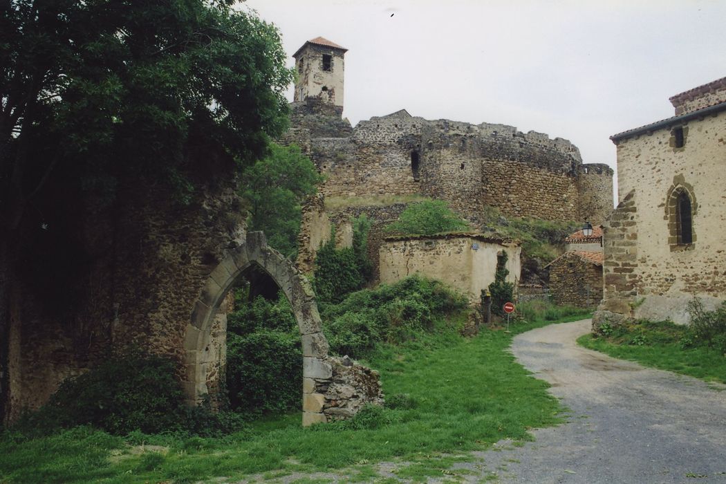 Château et sa chapelle : Vue générale du site depuis l’Est