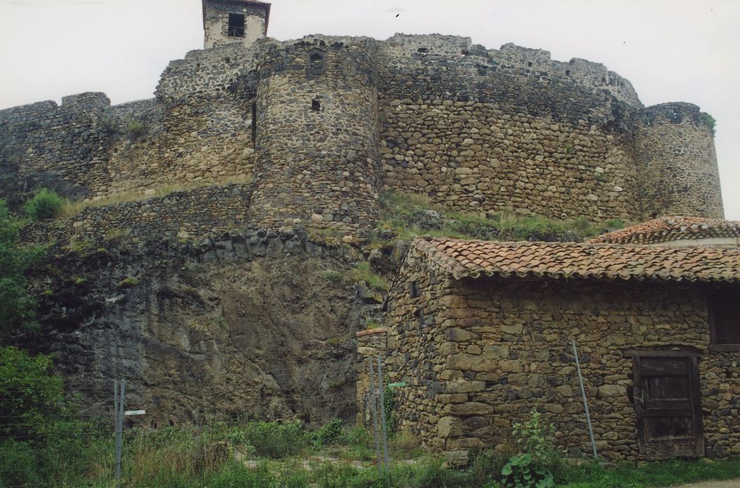 Château et sa chapelle : Courtines est, vue générale