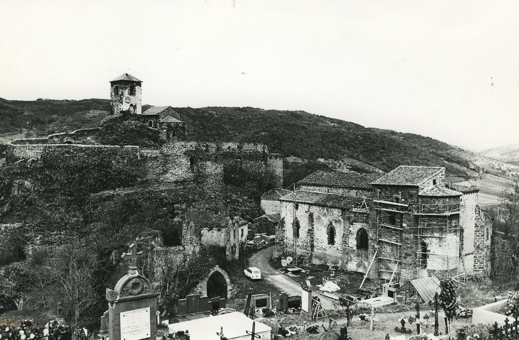 Château et sa chapelle : Vue générale du site depuis l’Est